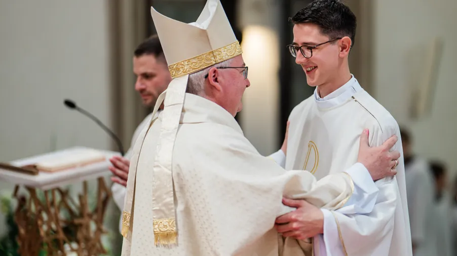 "Věřím, že když budeme mít v sobě ukotvené vědomí svého kněžství, toho že jsme Kristovi vyslanci, že máme naději v popisu práce, a podle toho taky budeme žít, tak už tím samotným uděláme hodně," říká loni vysvěcený kněz naší diecéze P. Daniel Martinek.